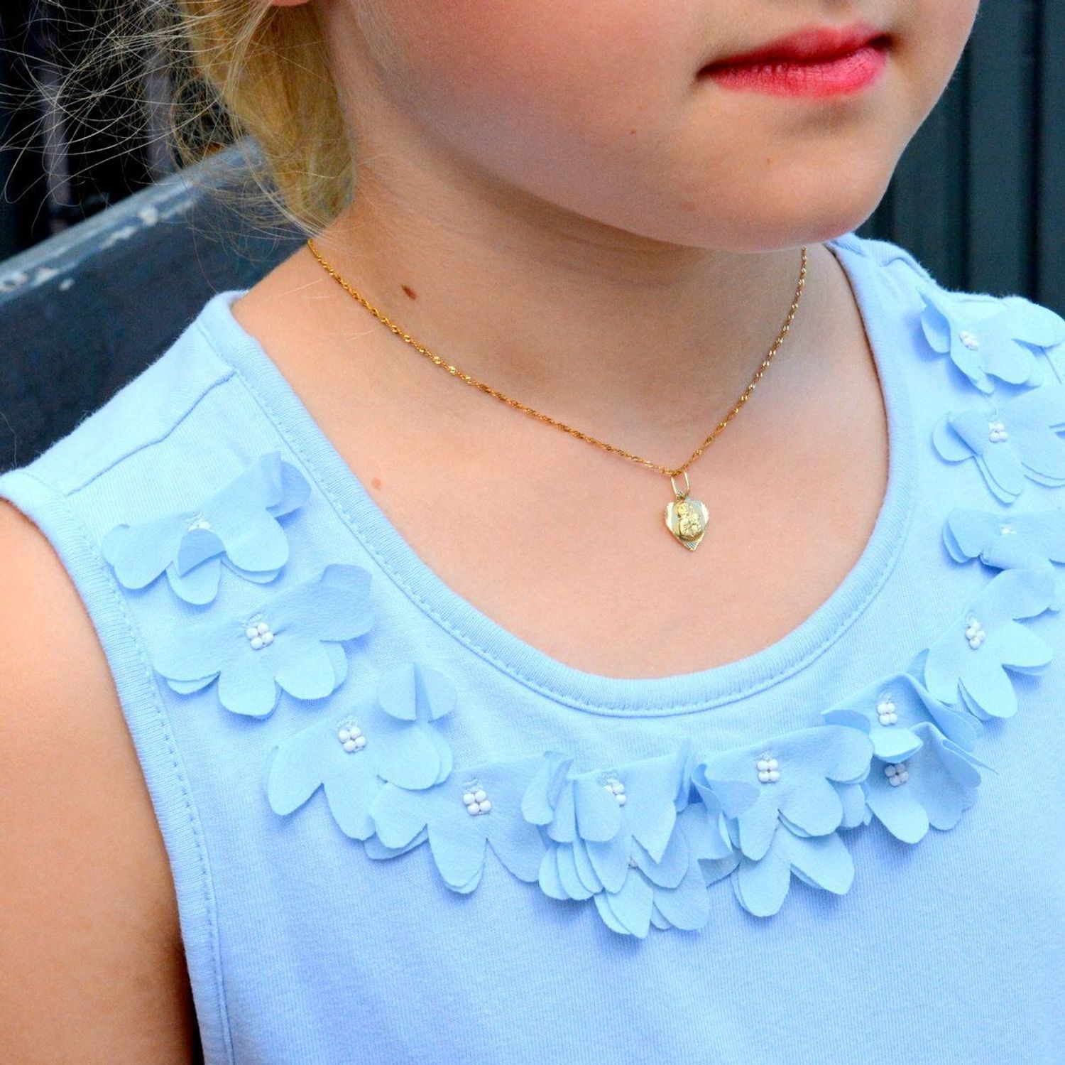 Złota zawieszka 333 medalik serce Matka Boska Częstochowska ZA 762 333. Tradycyjny medalik w połączeniu z nowoczesną odsłoną, będzie świetnym prezentem dla chłopca czy dziewczynki na chrzest, bierzmowanie lub komunie..jpg